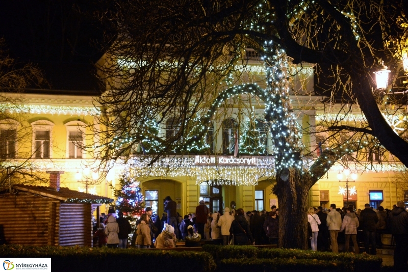 Adventi gyertyagyújtás a Kossuth téren