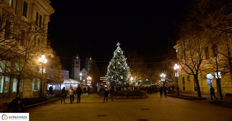 Adventi gyertyagyújtás a Kossuth téren
