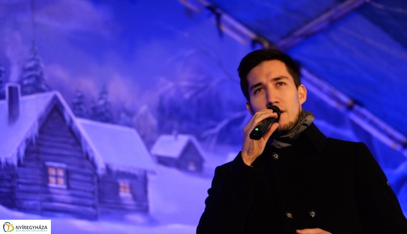 Adventi gyertyagyújtás a Kossuth téren