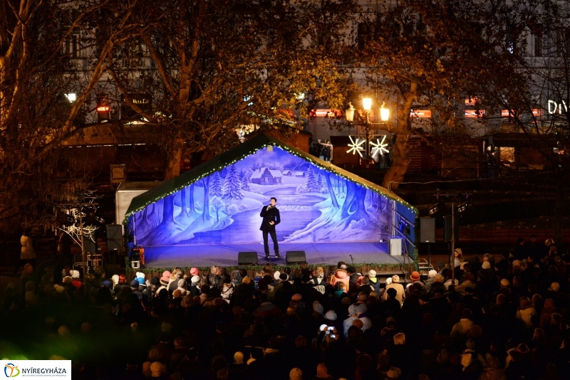 Adventi gyertyagyújtás a Kossuth téren