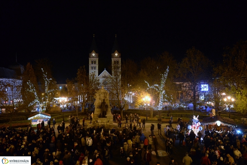 Adventi gyertyagyújtás a Kossuth téren