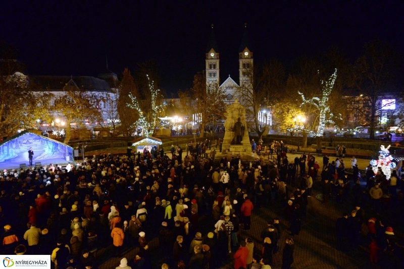 Adventi gyertyagyújtás a Kossuth téren
