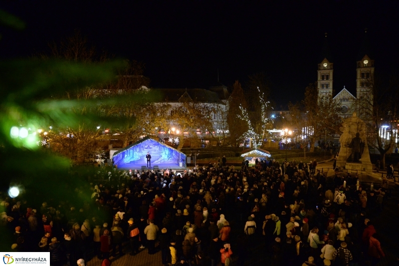 Adventi gyertyagyújtás a Kossuth téren