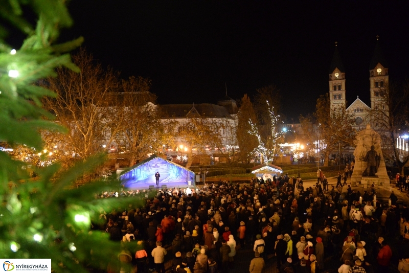 Adventi gyertyagyújtás a Kossuth téren