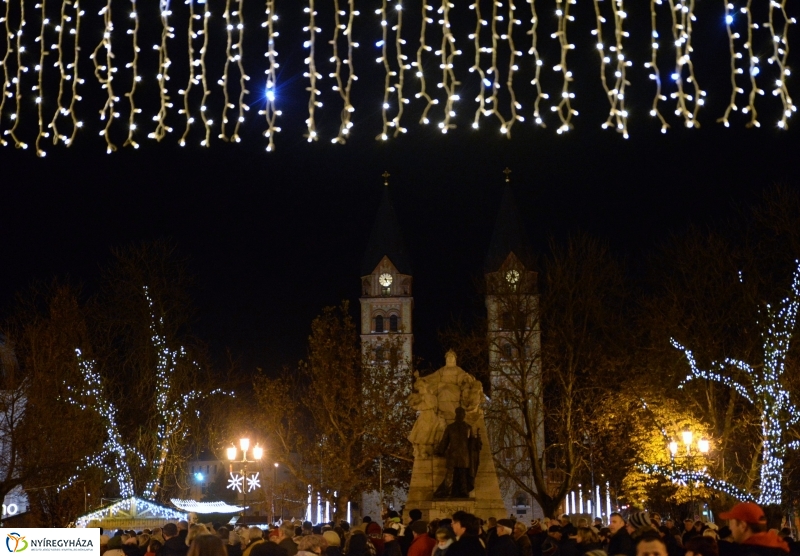 Adventi gyertyagyújtás a Kossuth téren