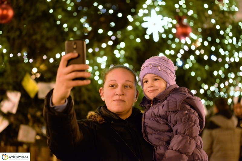 Adventi gyertyagyújtás a Kossuth téren