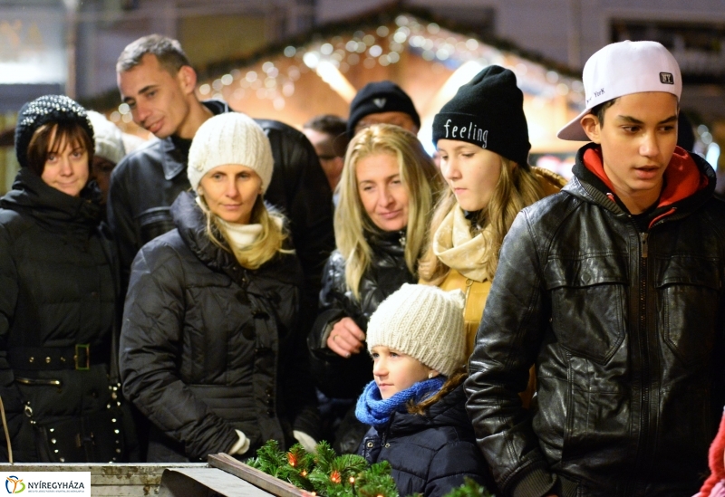 Adventi gyertyagyújtás a Kossuth téren