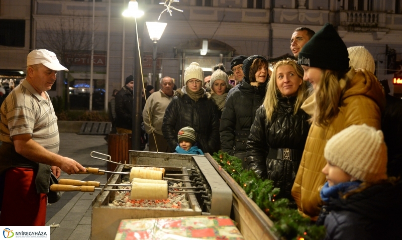 Adventi gyertyagyújtás a Kossuth téren