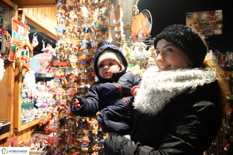 Adventi gyertyagyújtás a Kossuth téren