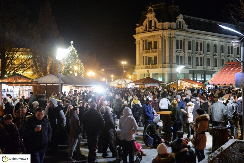 Adventi gyertyagyújtás a Kossuth téren