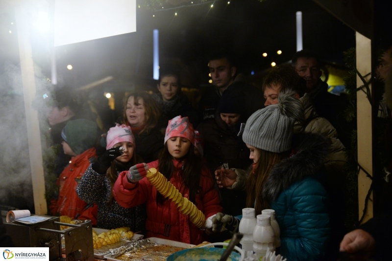 Adventi gyertyagyújtás a Kossuth téren