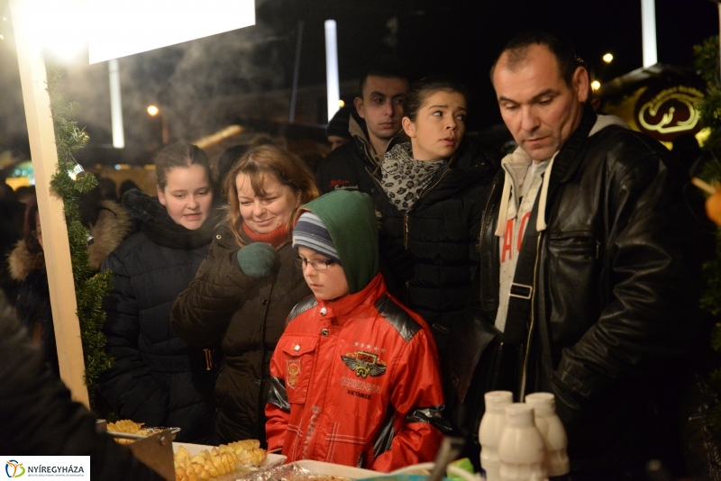 Adventi gyertyagyújtás a Kossuth téren