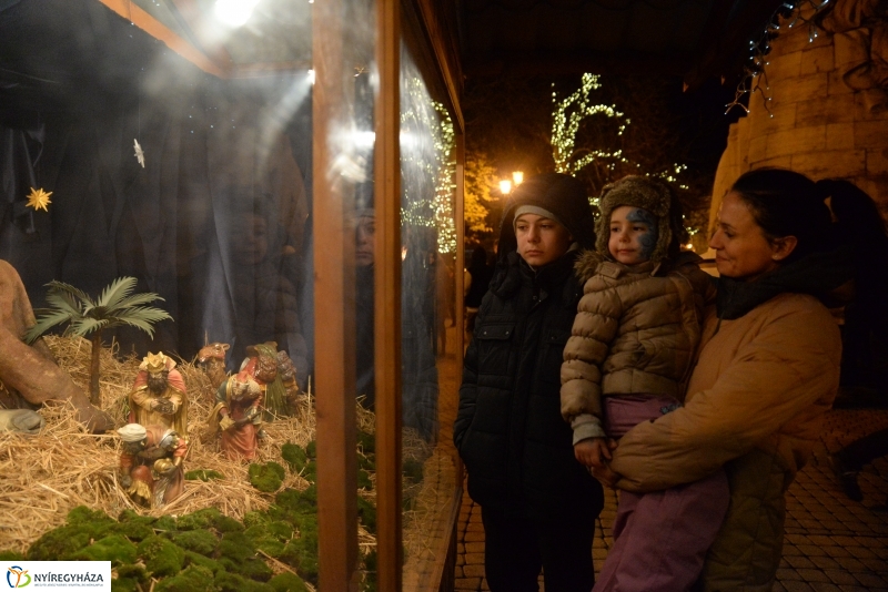 Adventi gyertyagyújtás a Kossuth téren