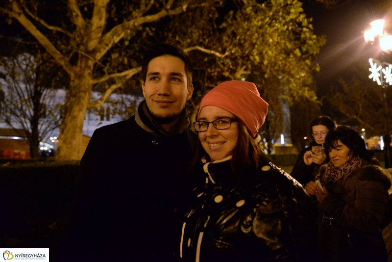 Adventi gyertyagyújtás a Kossuth téren