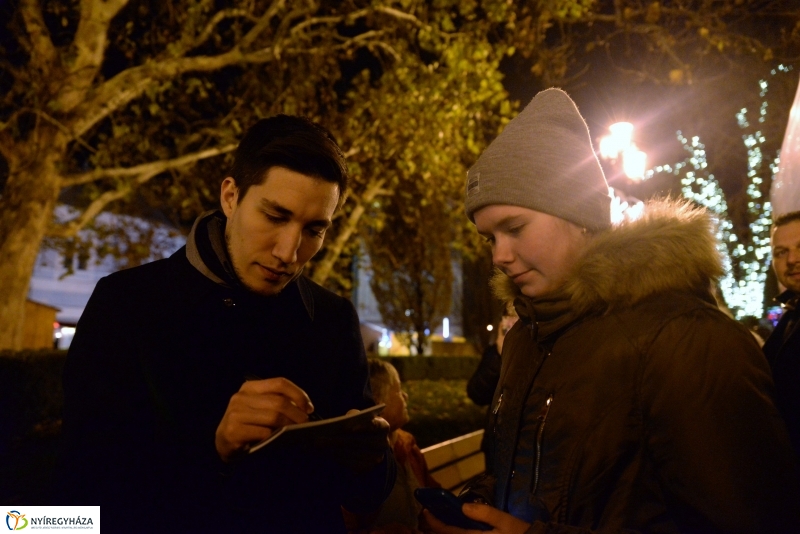 Adventi gyertyagyújtás a Kossuth téren