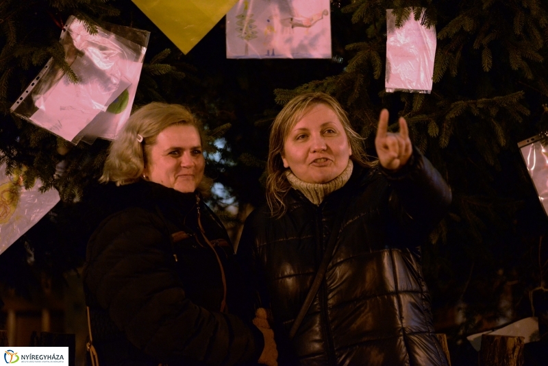 Adventi gyertyagyújtás a Kossuth téren