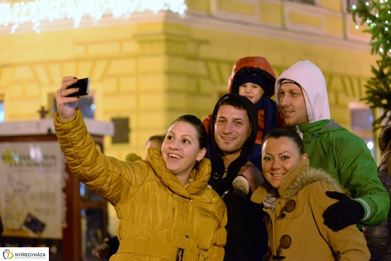 Adventi gyertyagyújtás a Kossuth téren