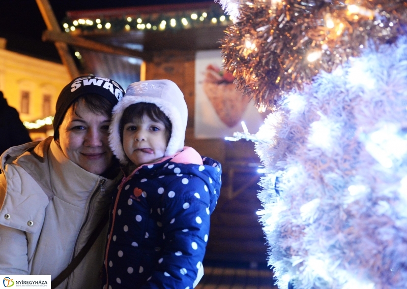 Adventi gyertyagyújtás a Kossuth téren