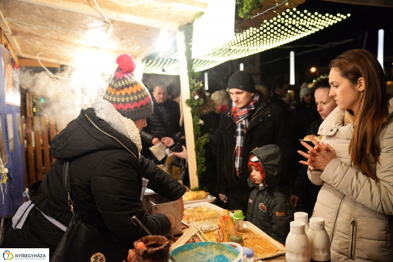 Adventi gyertyagyújtás a Kossuth téren