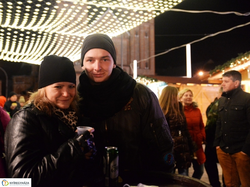 Adventi gyertyagyújtás a Kossuth téren