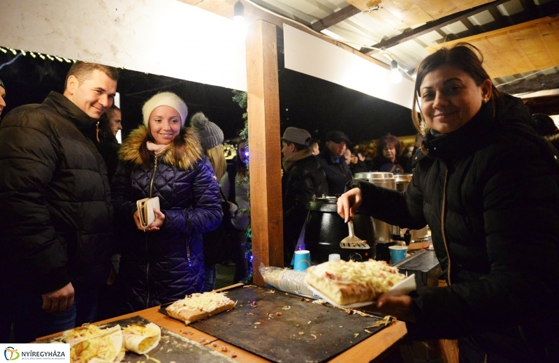 Adventi gyertyagyújtás a Kossuth téren