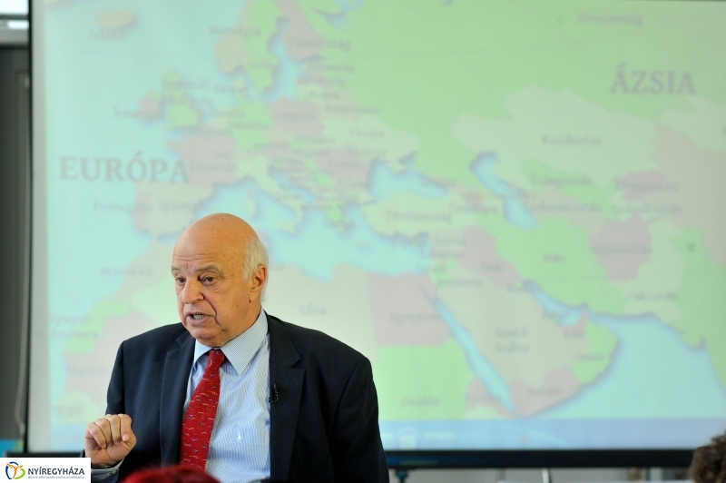 Migrációs válság és átalakuló világrend kerekasztal beszélgetés