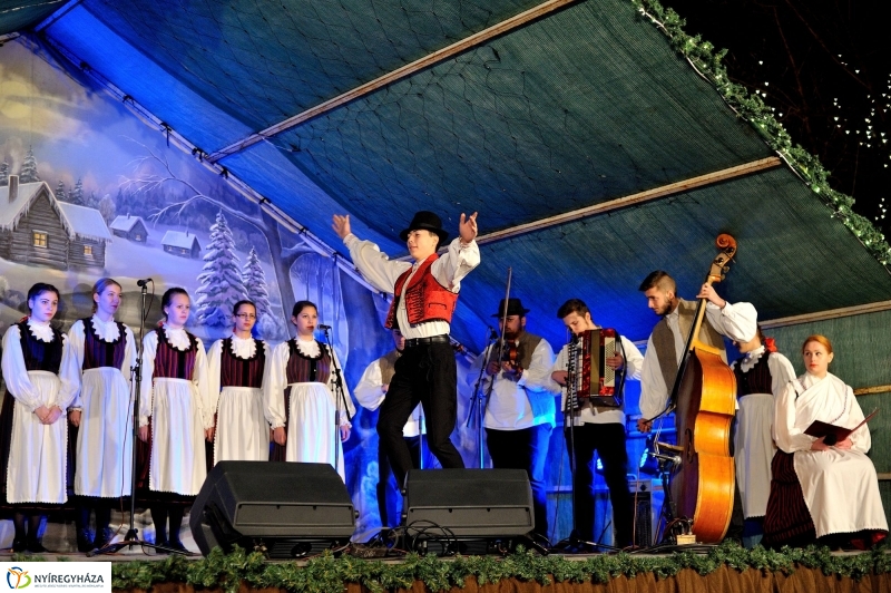 Adventi műsor a művészeti középiskolások előadásában