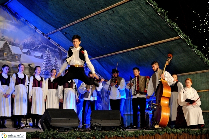 Adventi műsor a művészeti középiskolások előadásában