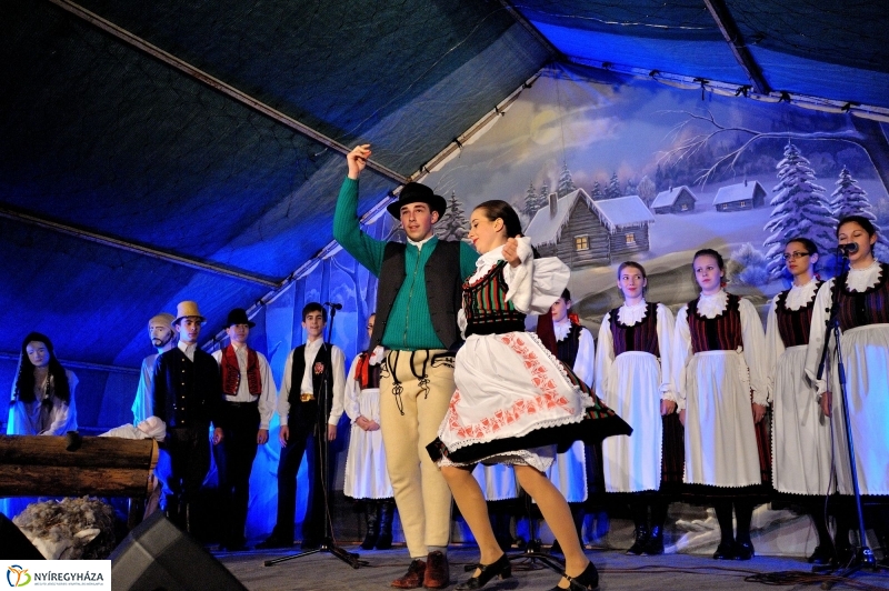 Adventi műsor a művészeti középiskolások előadásában