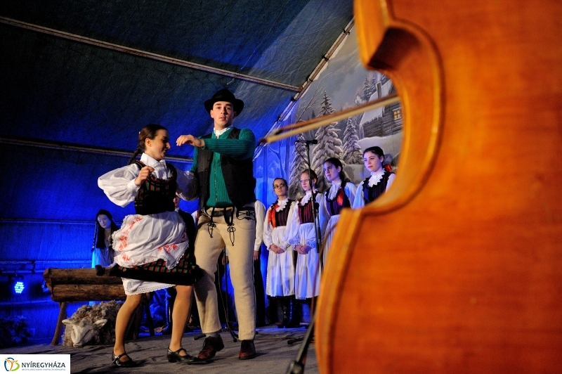 Adventi műsor a művészeti középiskolások előadásában