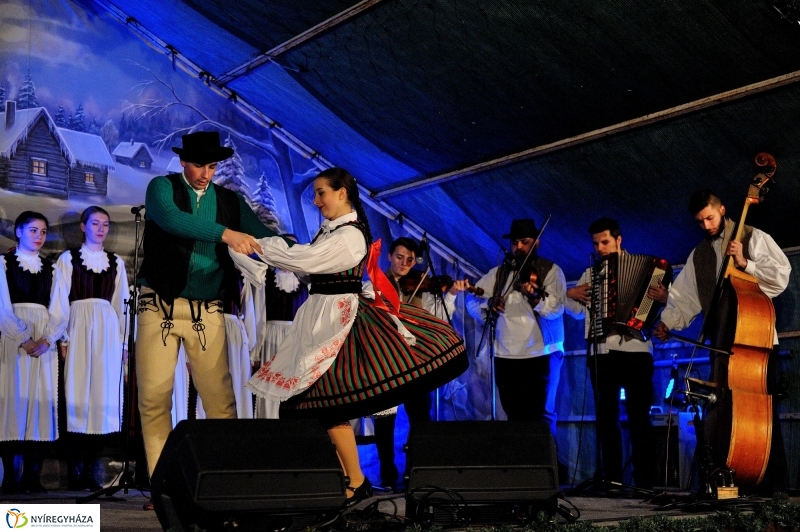 Adventi műsor a művészeti középiskolások előadásában