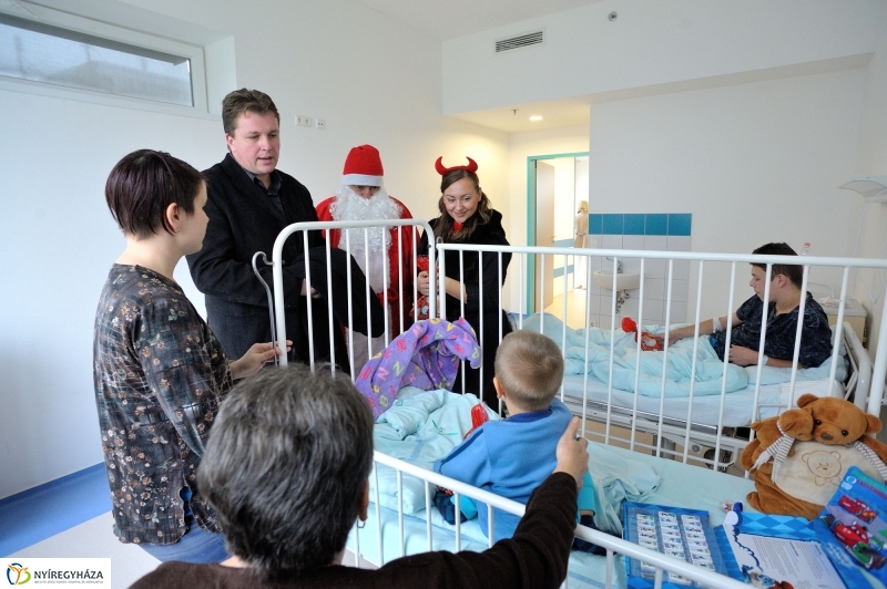 Mikulás a Jósa András Kórházban