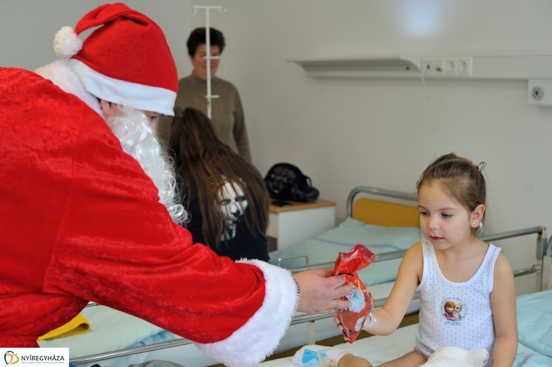 Mikulás a Jósa András Kórházban