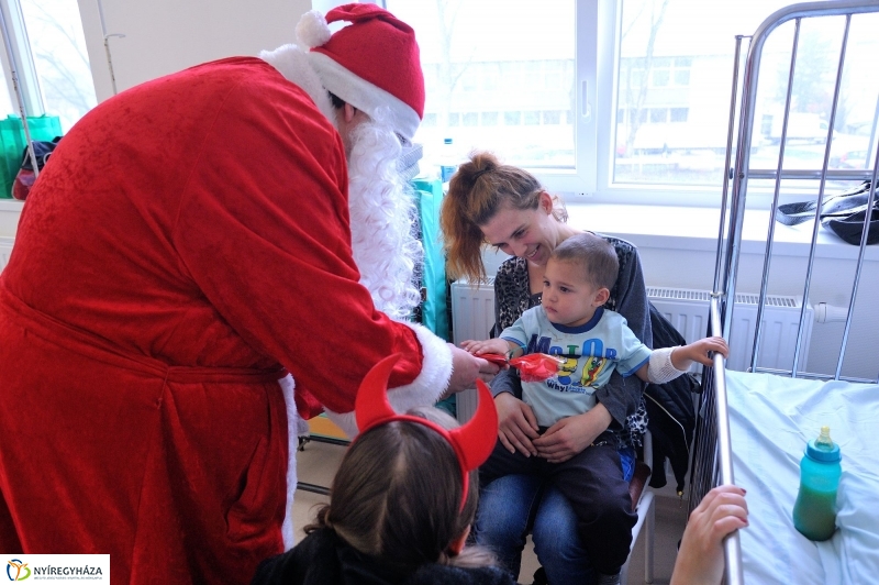 Mikulás a Jósa András Kórházban
