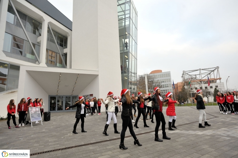 Mikulás flashmob a Váci Mihály Kulturális Központ előtt