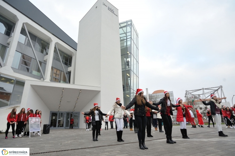 Mikulás flashmob a Váci Mihály Kulturális Központ előtt