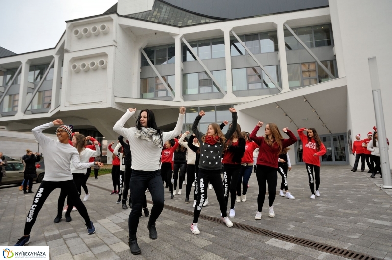 Mikulás flashmob a Váci Mihály Kulturális Központ előtt