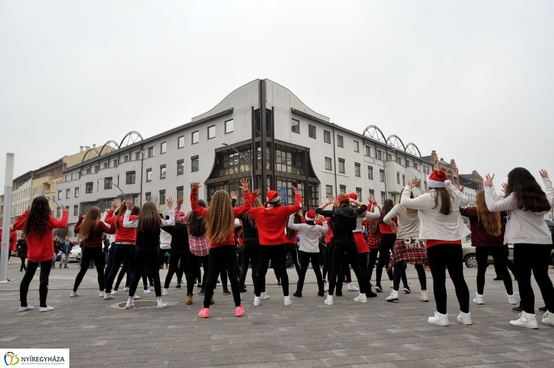 Mikulás flashmob a Váci Mihály Kulturális Központ előtt