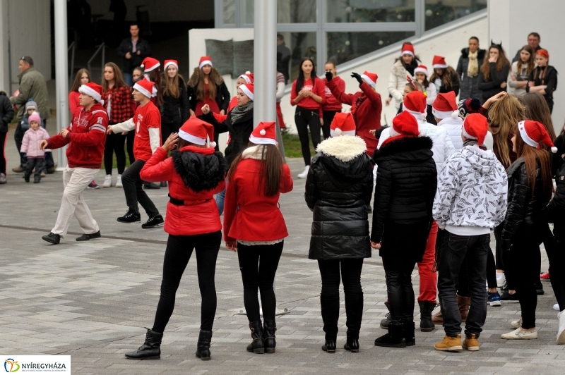 Mikulás flashmob a Váci Mihály Kulturális Központ előtt