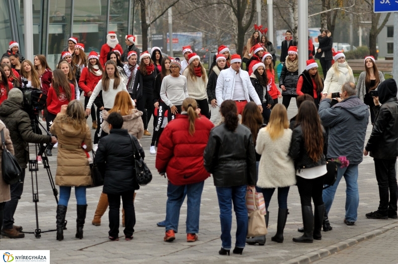 Mikulás flashmob a Váci Mihály Kulturális Központ előtt