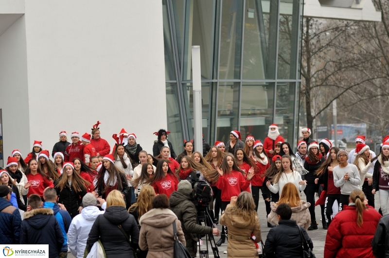 Mikulás flashmob a Váci Mihály Kulturális Központ előtt
