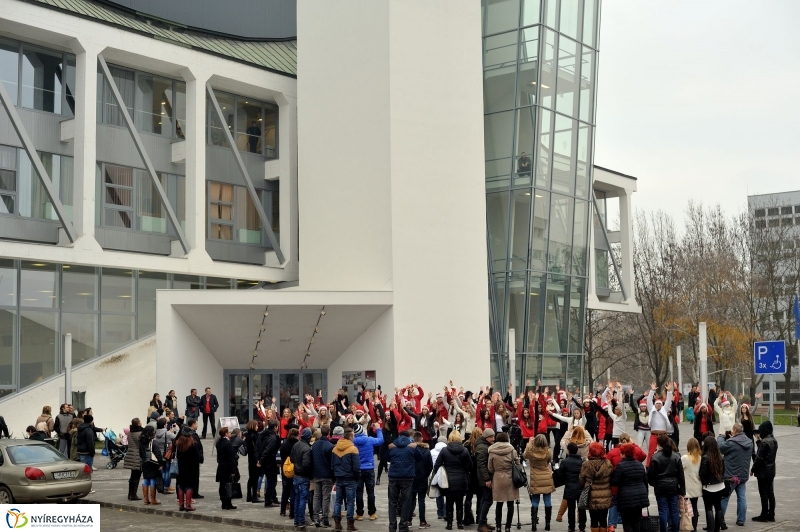 Mikulás flashmob a Váci Mihály Kulturális Központ előtt
