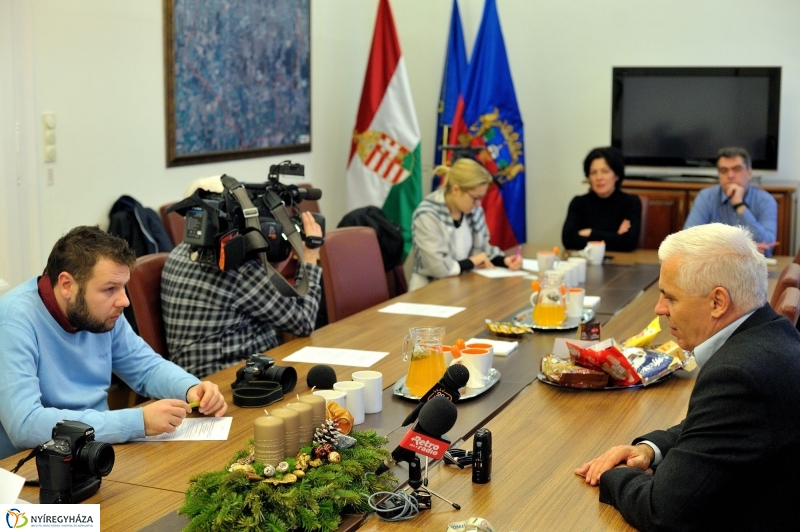 Karácsonyi ajándékcsomag Nyíregyháza nyugdíjasainak