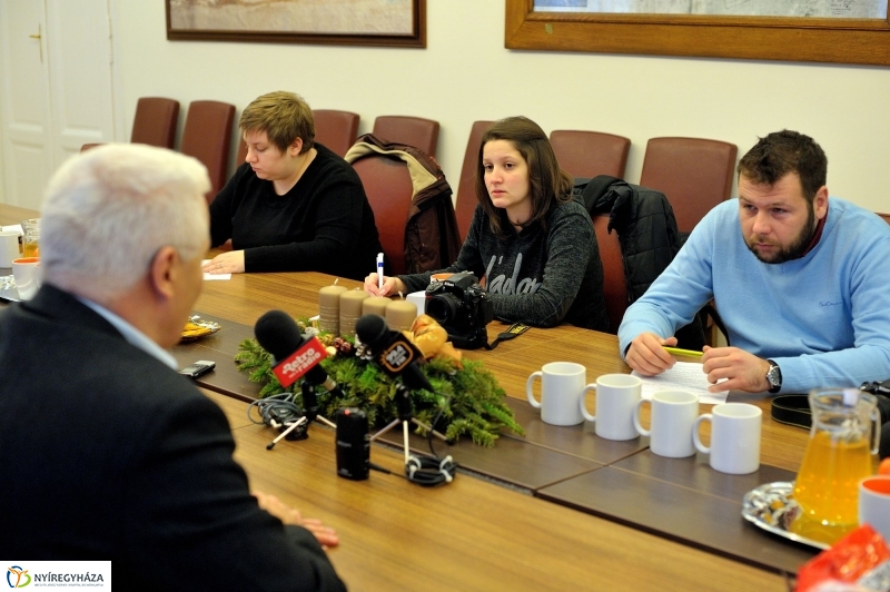 Karácsonyi ajándékcsomag Nyíregyháza nyugdíjasainak