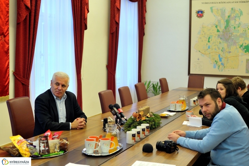 Karácsonyi ajándékcsomag Nyíregyháza nyugdíjasainak