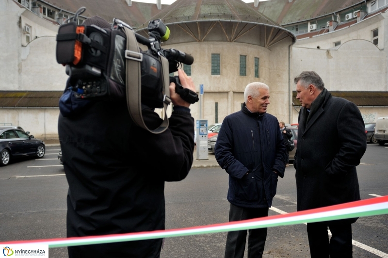 Univerzum Üzletház mögötti felújított parkoló átadása