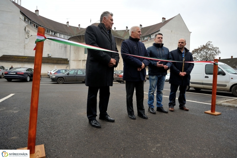 Univerzum Üzletház mögötti felújított parkoló átadása