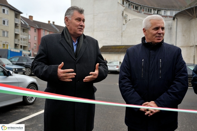 Univerzum Üzletház mögötti felújított parkoló átadása