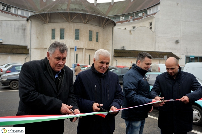 Univerzum Üzletház mögötti felújított parkoló átadása