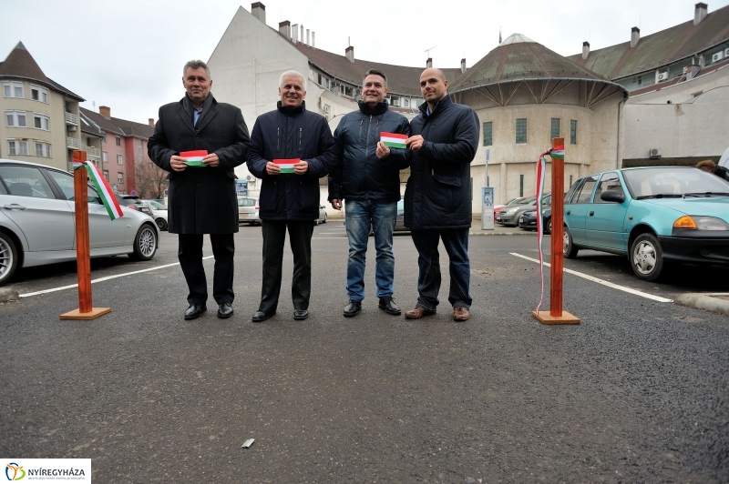 Univerzum Üzletház mögötti felújított parkoló átadása